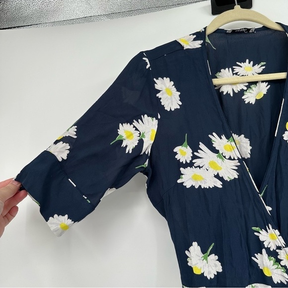 Ganni Silvery Crepe Wrap Dress Size 36 Daisy Floral Print Spring - Picture 2 of 9